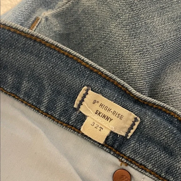 Madewell Distressed 9” High Rise Stretch Jean Raw Edge Waist 32” Inseam 28” - Picture 5 of 16